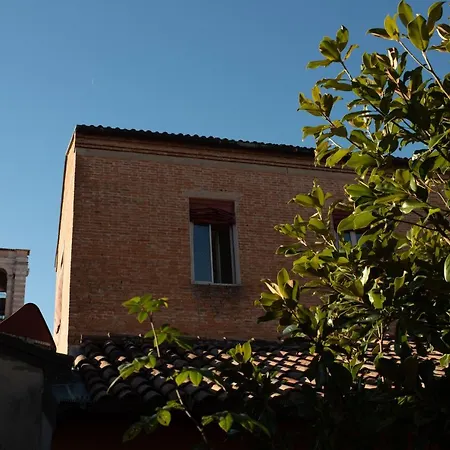 Apartamento Corte Degli Estensi, Romantica Mansardina *