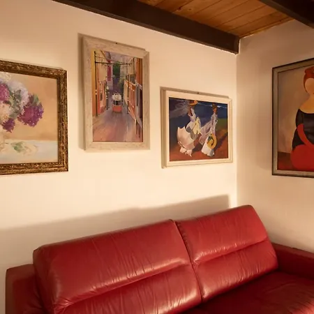 Corte Degli Estensi, Romantica Mansardina *