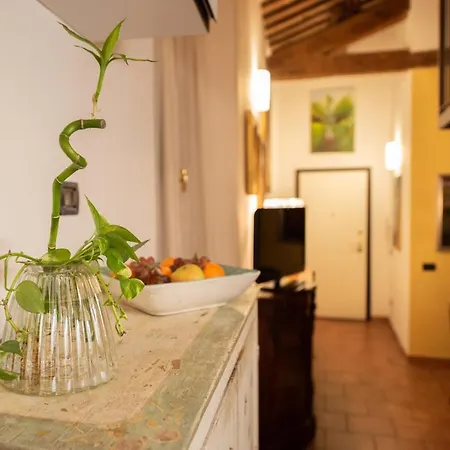 Corte Degli Estensi, Romantica Mansardina Apartmán *