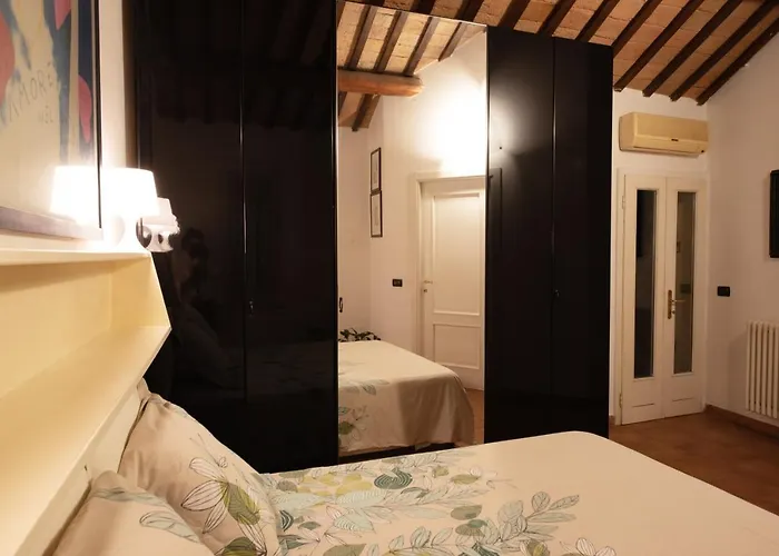 Corte Degli Estensi, Romantica Mansardina Apartament