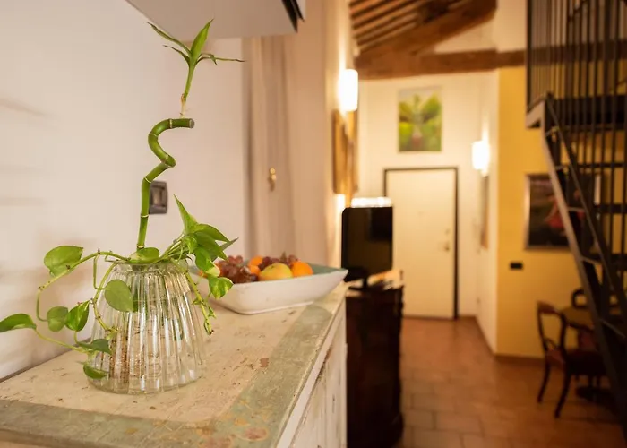 Corte Degli Estensi, Romantica Mansardina Apartment *